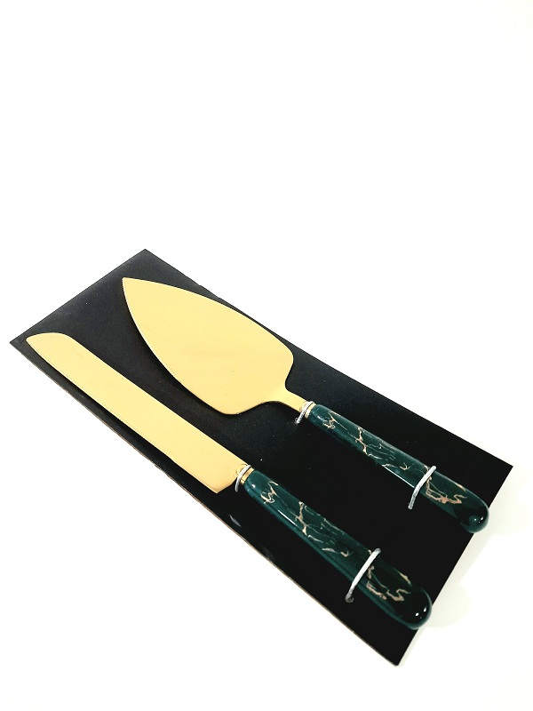 Pelle et couteau à gâteau